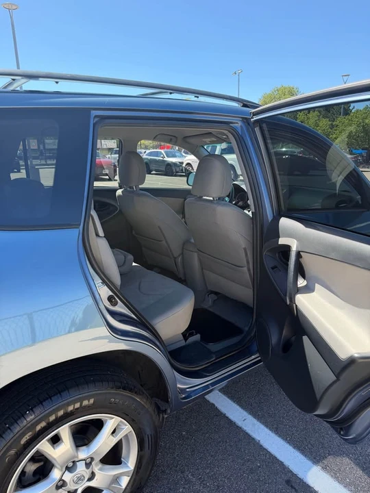 2010 Toyota RAV4 3rd Gen - Image 8 of 16