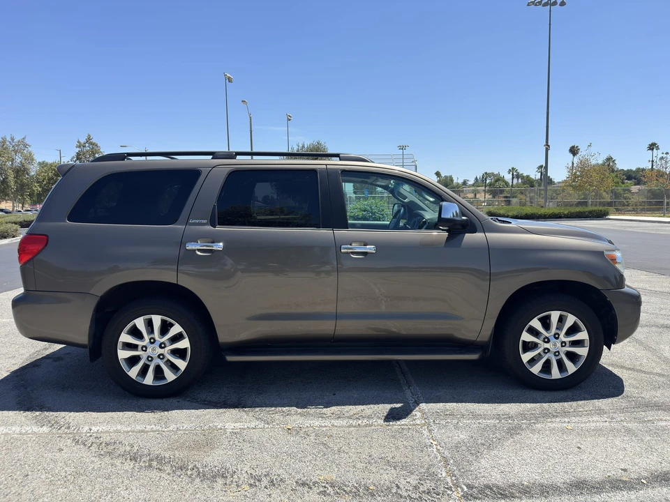 2010 Toyota Sequoia 2nd Gen - Image 7 of 31