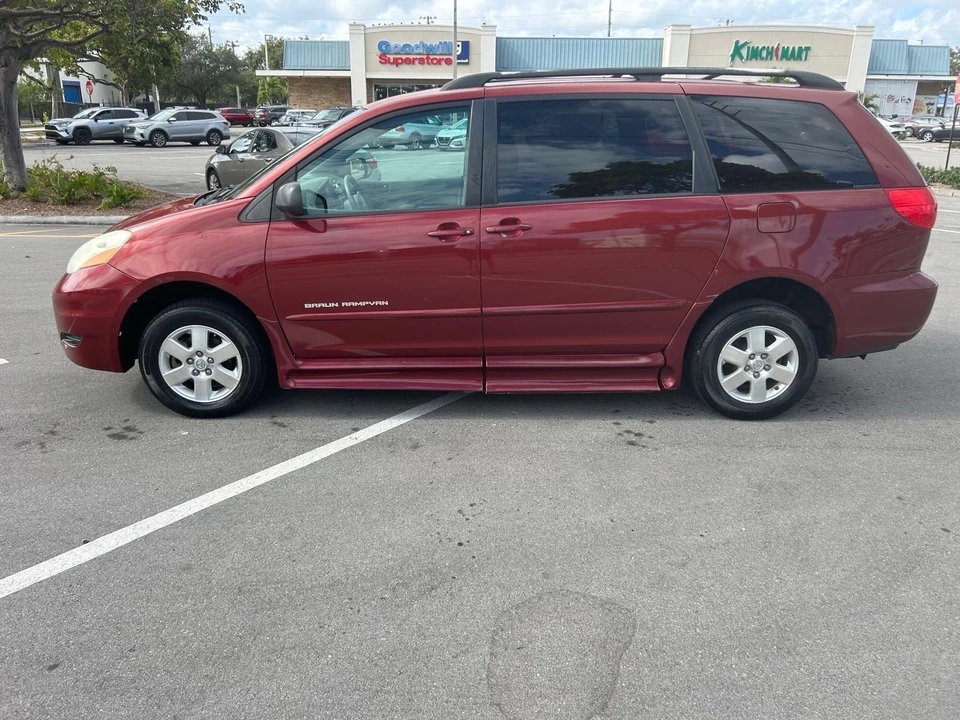 2010 Toyota Sienna 2nd Gen - Image 7 of 21