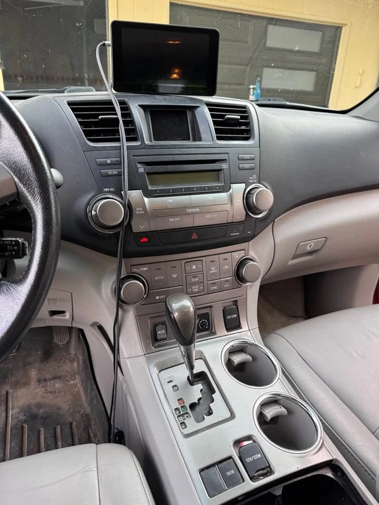 2010 Toyota Highlander - Image 3 of 11