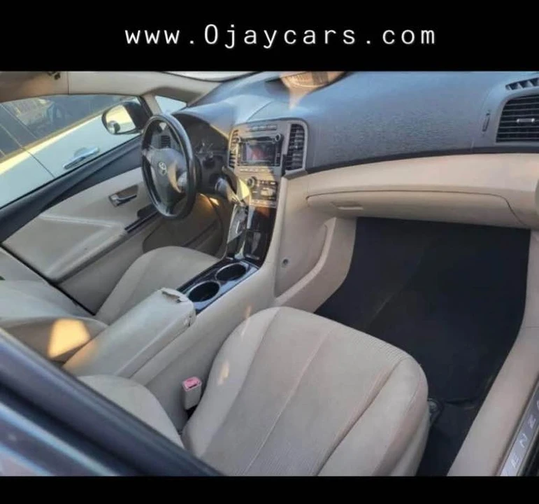 2010 Toyota Venza - Image 2 of 2