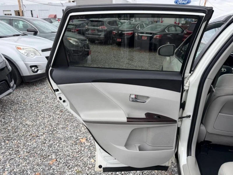 2010 Toyota Venza - Image 11 of 12