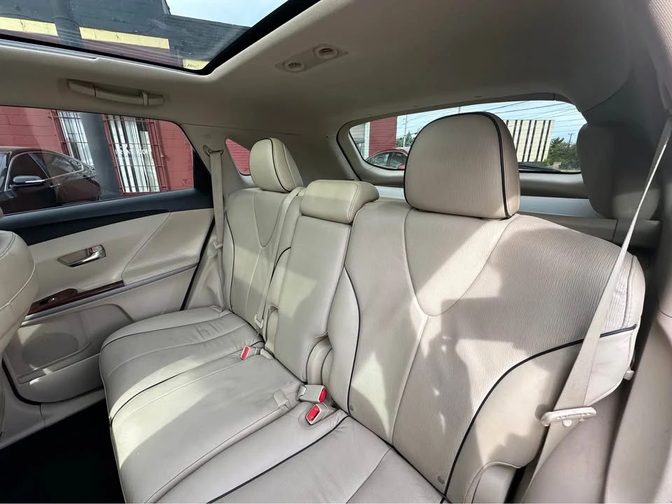 2010 Toyota Venza - Image 11 of 17
