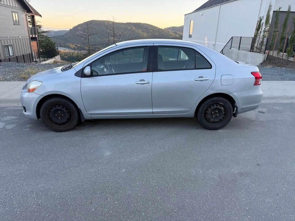 2010 Toyota Yaris - Image 2 of 9