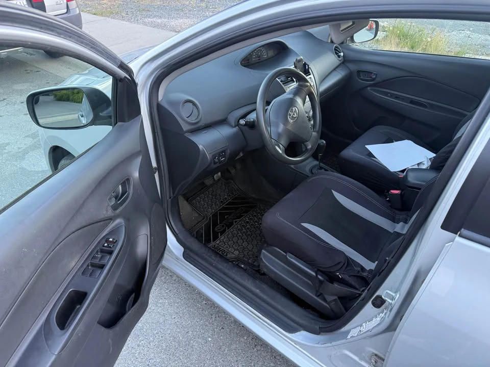 2010 Toyota Yaris - Image 7 of 9