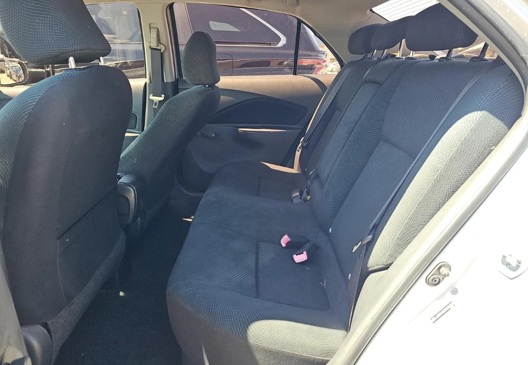 2010 Toyota Yaris - Image 12 of 15