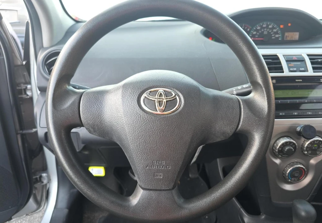 2010 Toyota Yaris - Image 10 of 15