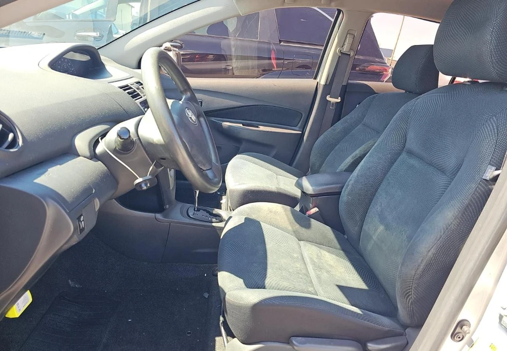 2010 Toyota Yaris - Image 7 of 15