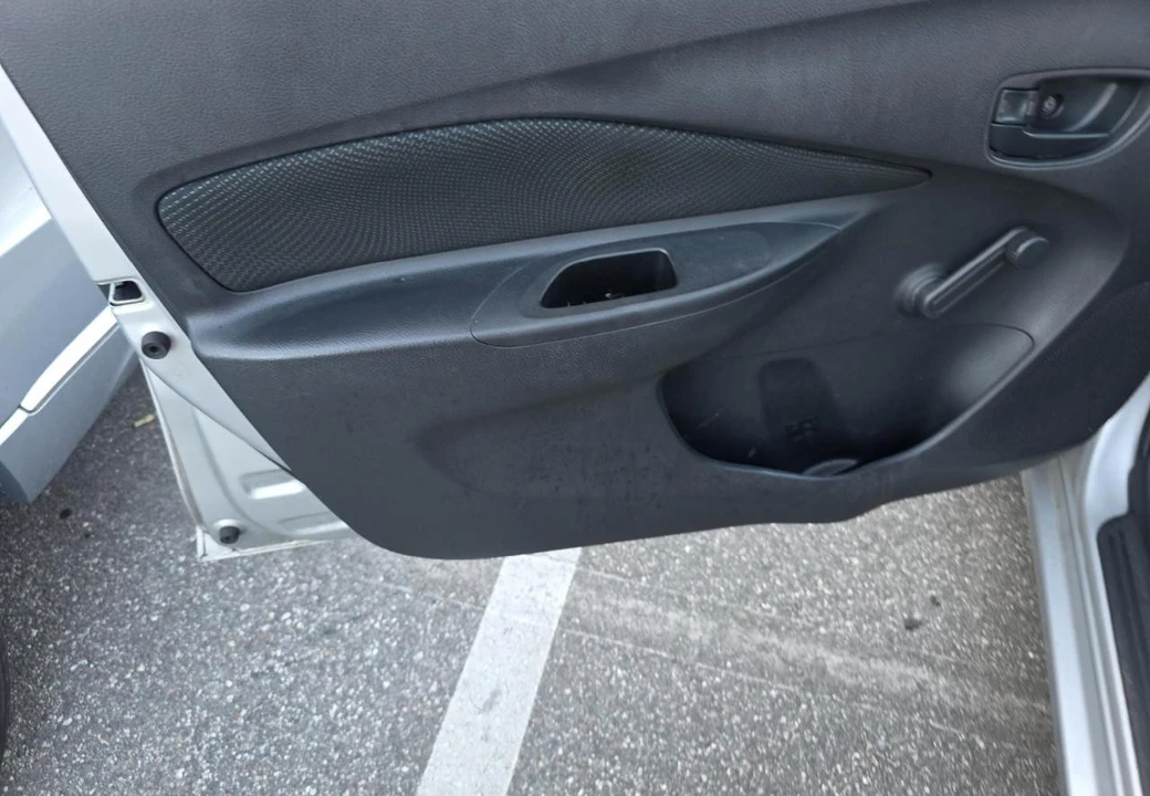 2010 Toyota Yaris - Image 9 of 15