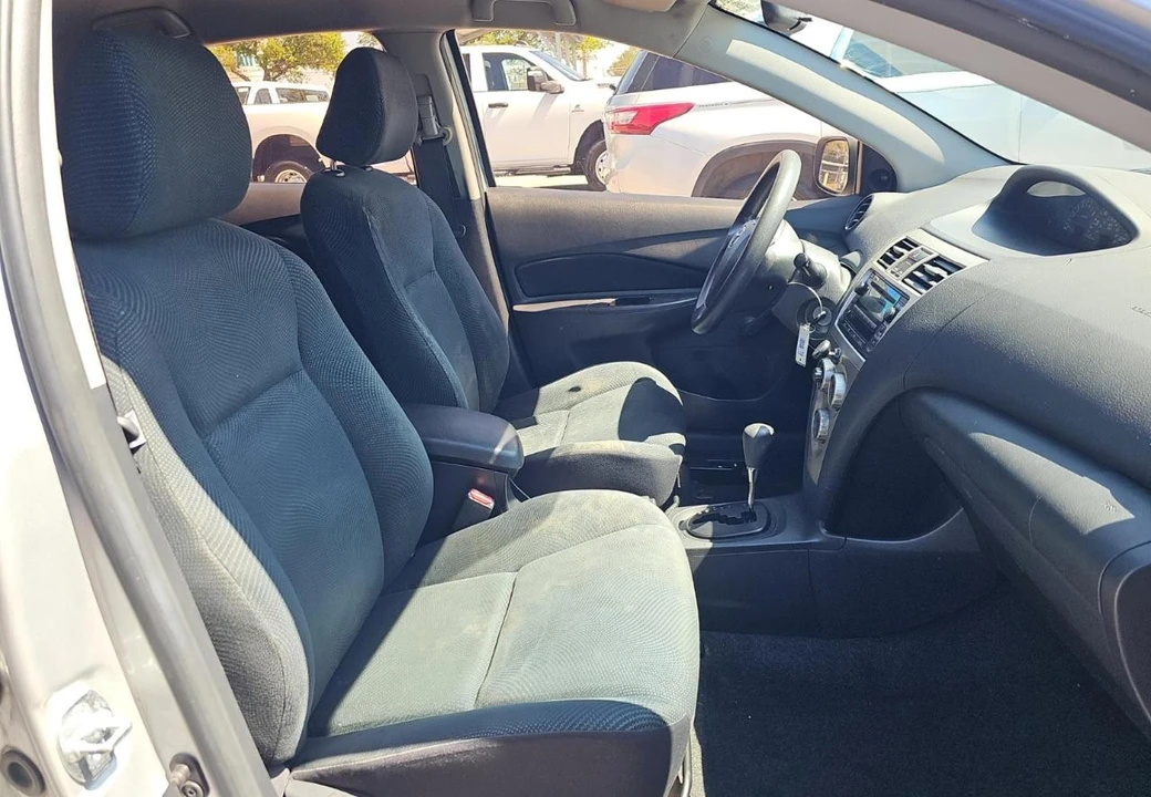 2010 Toyota Yaris - Image 8 of 15
