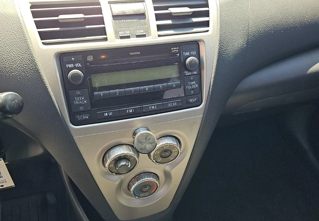 2010 Toyota Yaris - Image 11 of 15