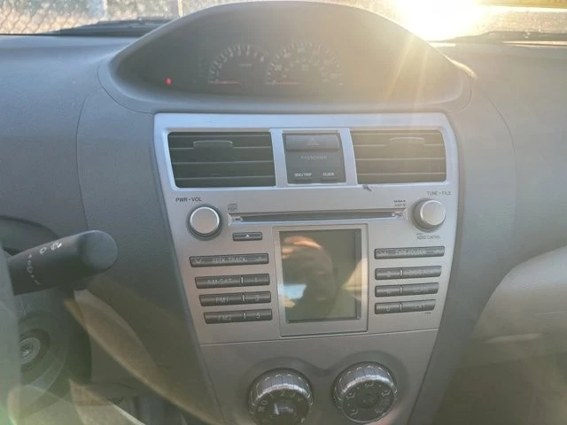 2010 Toyota Yaris - Image 7 of 9