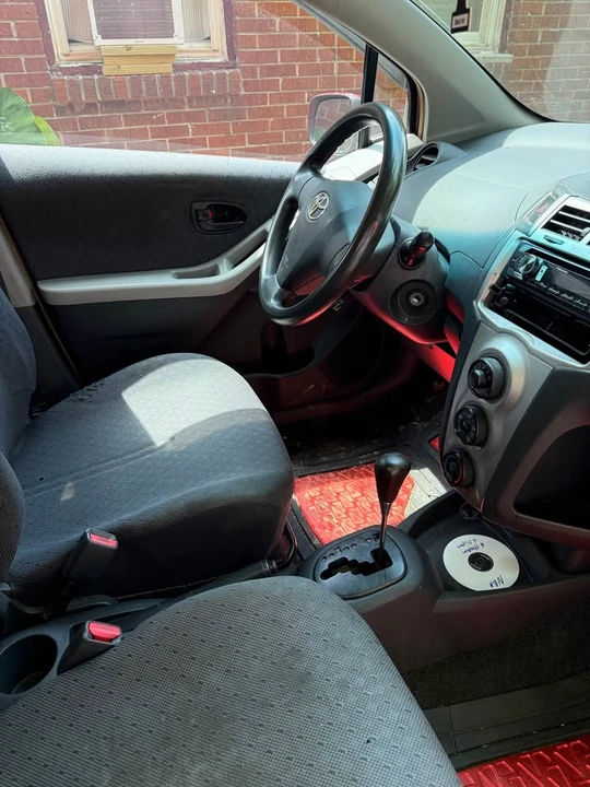 2010 Toyota Yaris - Image 5 of 6