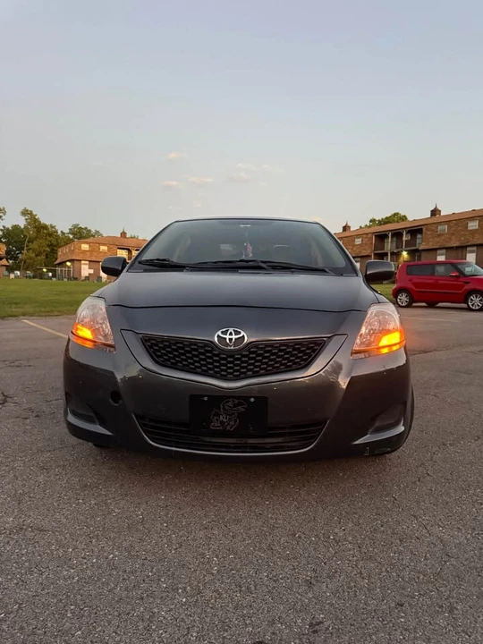 2010 Toyota Yaris - Image 2 of 16
