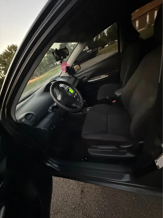 2010 Toyota Yaris - Image 12 of 16