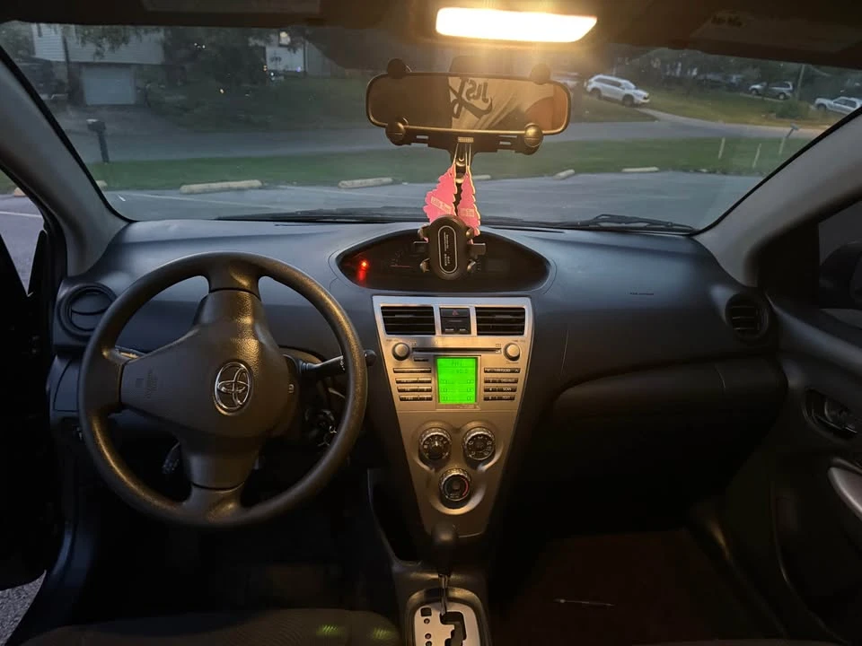 2010 Toyota Yaris - Image 10 of 16