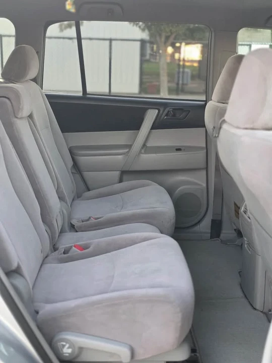 2010 Toyota Highlander - Image 17 of 19