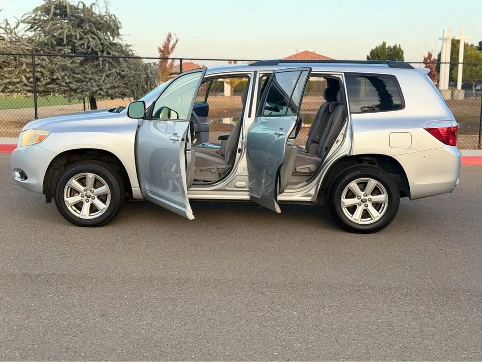 2010 Toyota Highlander - Image 8 of 13