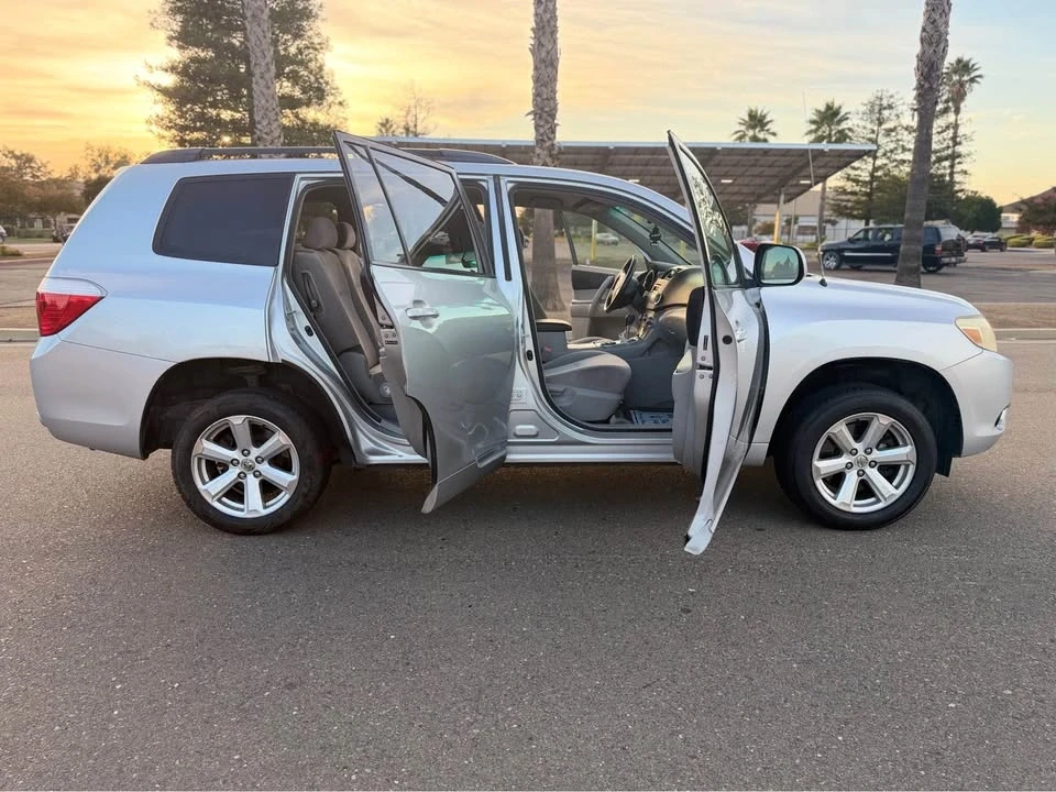 2010 Toyota Highlander - Image 2 of 13