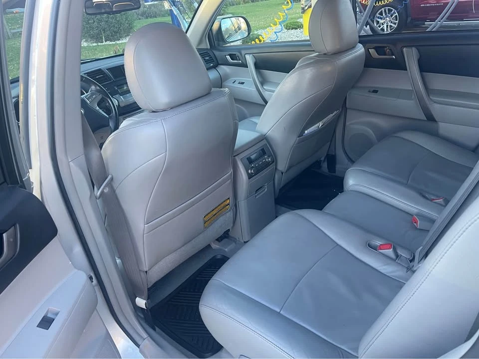 2010 Toyota Highlander - Image 11 of 13