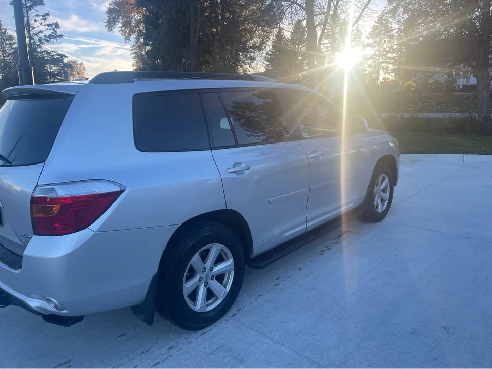 2010 Toyota Highlander - Image 2 of 13