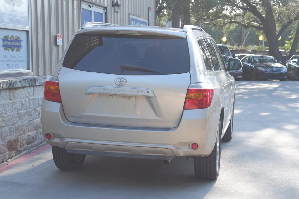 2010 Toyota Highlander - Image 2 of 20
