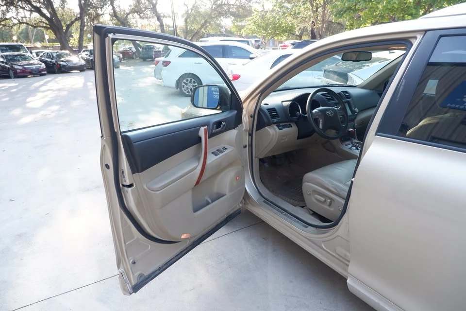 2010 Toyota Highlander - Image 10 of 20