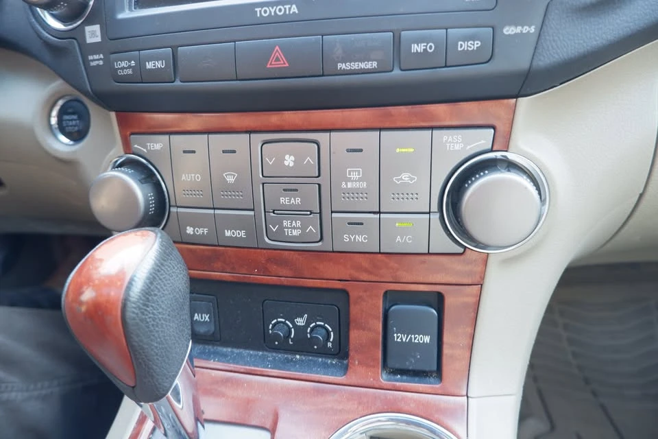 2010 Toyota Highlander - Image 20 of 20