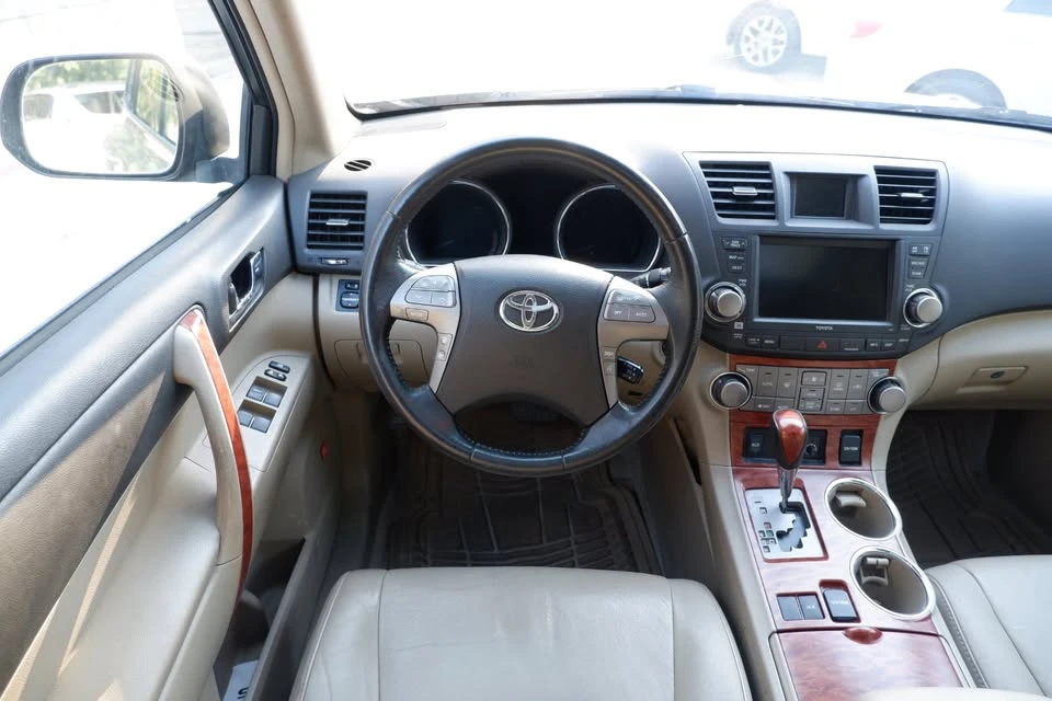2010 Toyota Highlander - Image 16 of 20