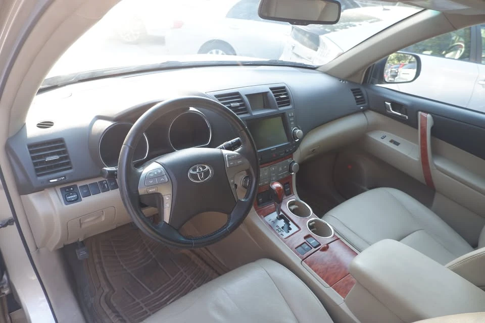 2010 Toyota Highlander - Image 12 of 20