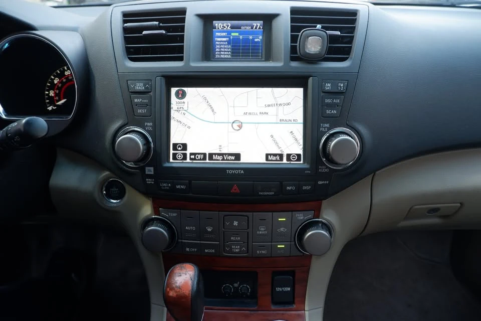 2010 Toyota Highlander - Image 13 of 20