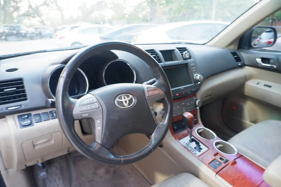 2010 Toyota Highlander - Image 10 of 20