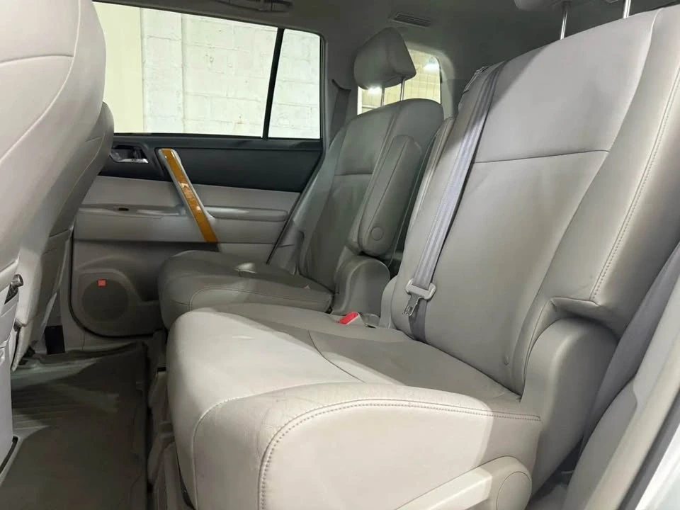 2010 Toyota Highlander - Image 8 of 18