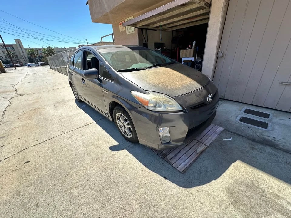 2010 Toyota Prius 3rd Gen - Image 2 of 11