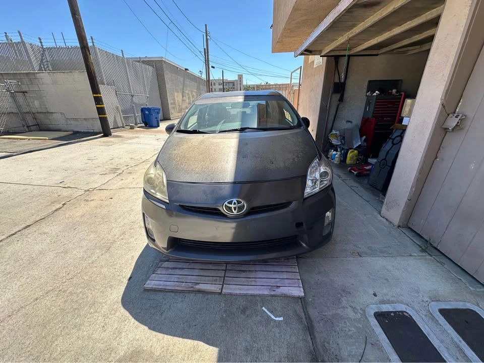 2010 Toyota Prius 3rd Gen - Image 3 of 11