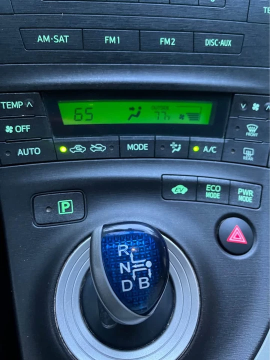 2010 Toyota Prius 3rd Gen - Image 7 of 9