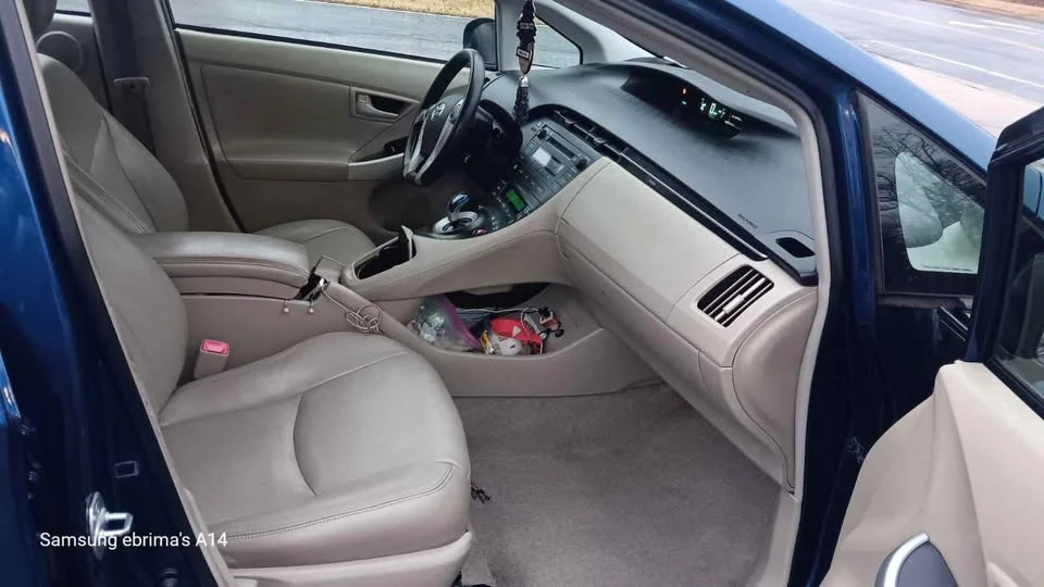 2010 Toyota Prius 3rd Gen - Image 14 of 15