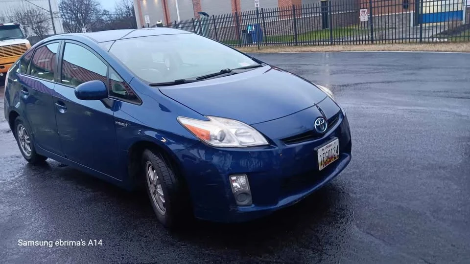 2010 Toyota Prius 3rd Gen - Image 2 of 15