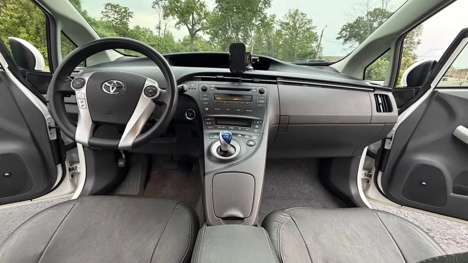 2010 Toyota Prius 3rd Gen - Image 11 of 20