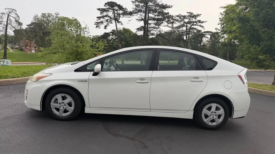 2010 Toyota Prius 3rd Gen - Image 3 of 20