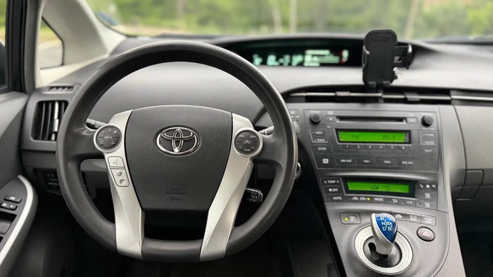 2010 Toyota Prius 3rd Gen - Image 13 of 20