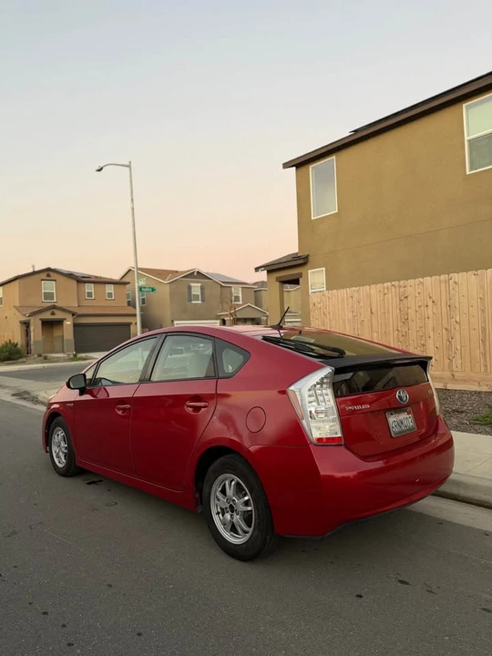 2010 Toyota Prius 3rd Gen - Image 2 of 8