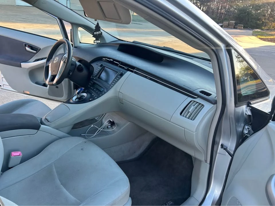 2010 Toyota Prius 3rd Gen - Image 16 of 19