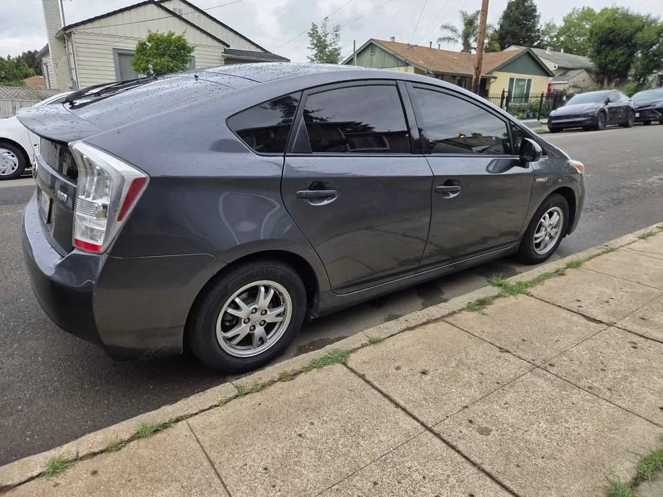 2010 Toyota Prius 3rd Gen - Image 9 of 12
