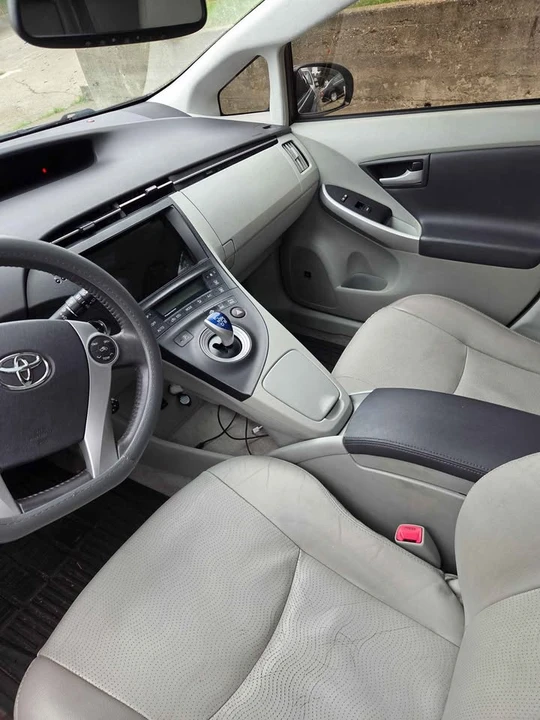 2010 Toyota Prius 3rd Gen - Image 10 of 12