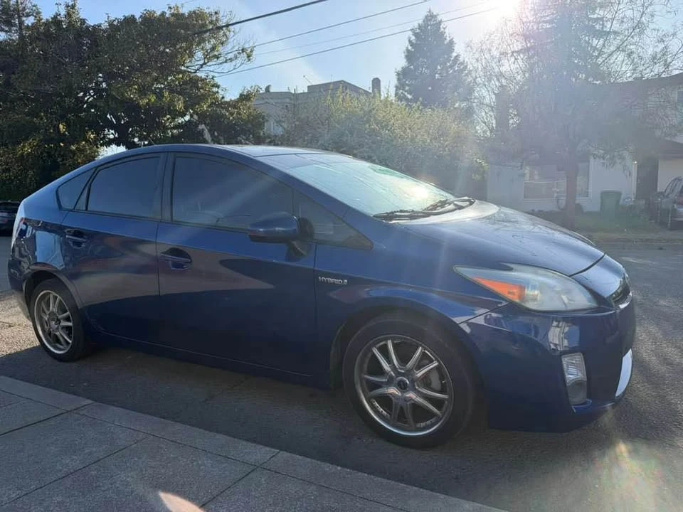 2010 Toyota Prius 3rd Gen - Image 2 of 9