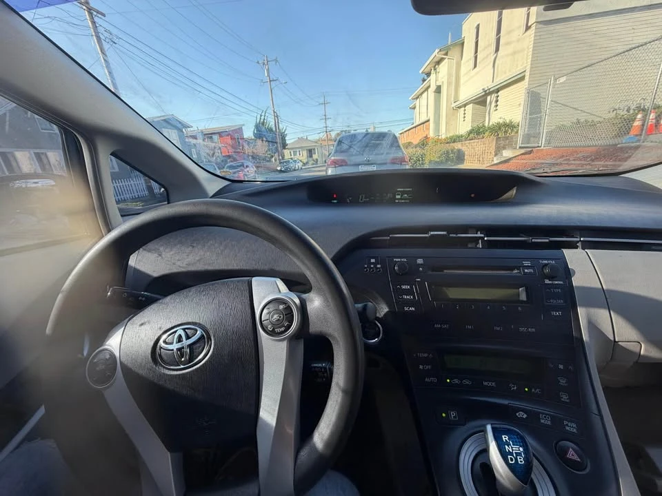 2010 Toyota Prius 3rd Gen - Image 5 of 9