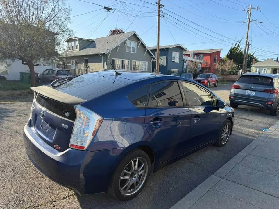 2010 Toyota Prius 3rd Gen - Image 4 of 9
