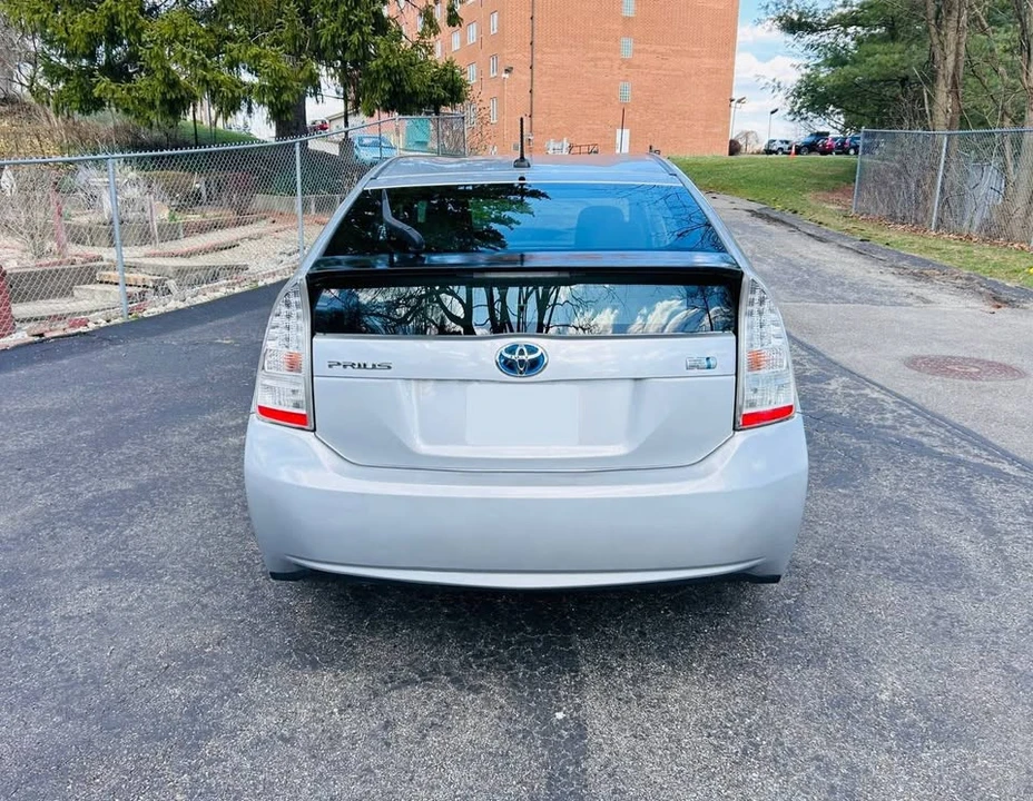 2010 Toyota Prius 3rd Gen - Image 7 of 11