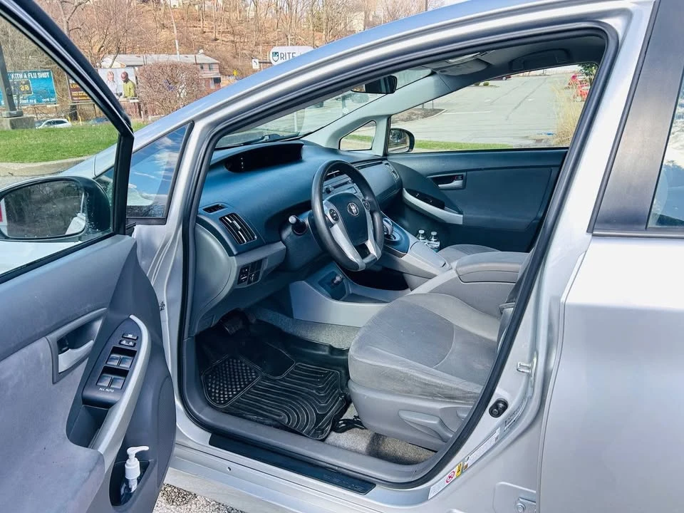 2010 Toyota Prius 3rd Gen - Image 10 of 11